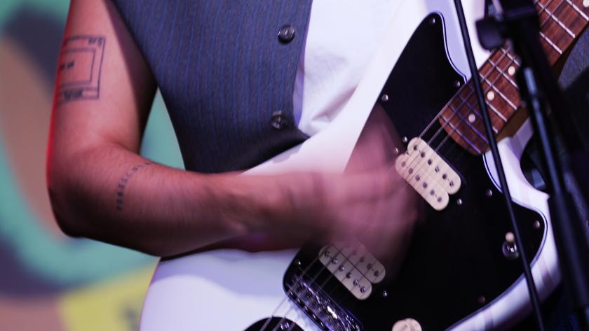 Chico tocando la guitarra