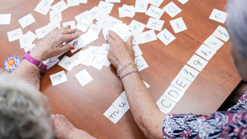 Mujeres jugando a un juego de mesa