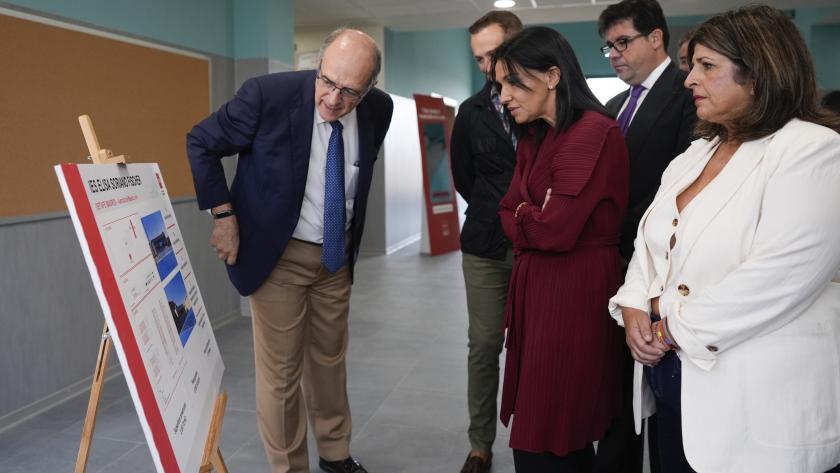 La consejera Mercedes Zarzalejo durante su visita al instituto Elisa Soriano Fischer que estrena ampliación en este curso escolar
