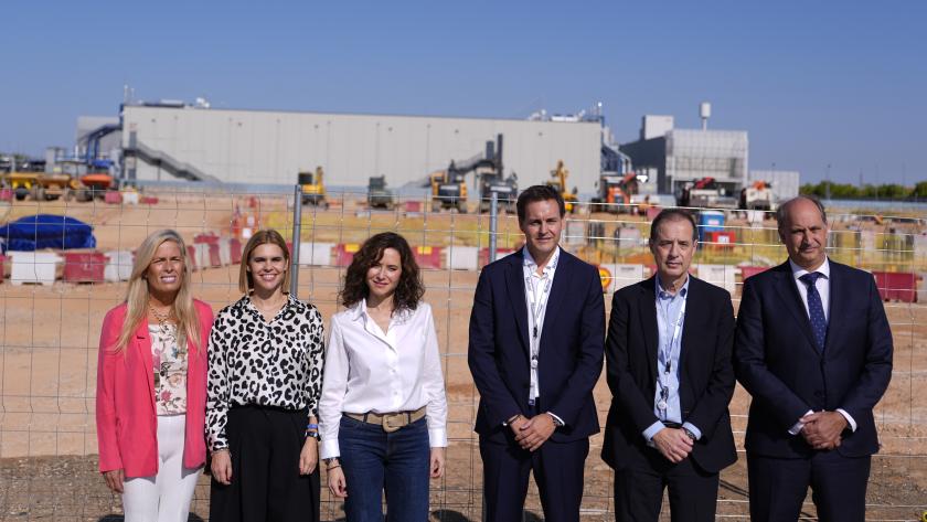 La presidenta Isabel Díaz Ayuso durante la colocación de la primera piedra del futuro Centro de Procesamiento de Datos que Nabiax construirá en Alcalá de Henares