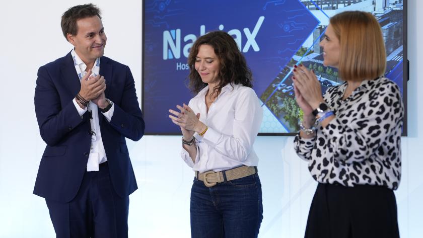 La presidenta Isabel Díaz Ayuso durante la colocación de la primera piedra del futuro Centro de Procesamiento de Datos que Nabiax construirá en Alcalá de Henares