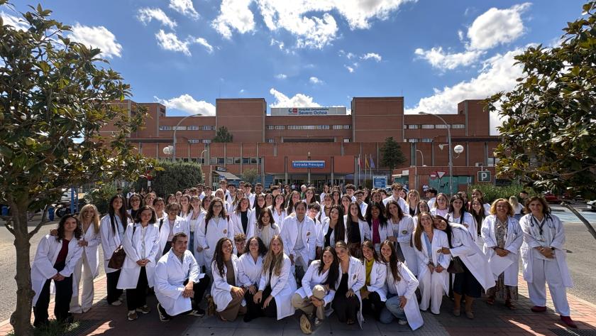 alumnos de tercero de Medicina de la Universidad Alfonso X el Sabio con batas blancas y con el Hospital Universitario Severo Ochoa de Leganés de fondo durante el acto de la imposición de batas