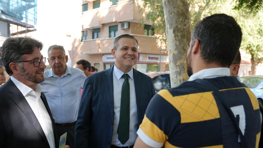 El consejero Jorge Rodrigo durante su visita a una de las actuaciones que reciben ayudas del Programa para la Rehabilitación de Barrios