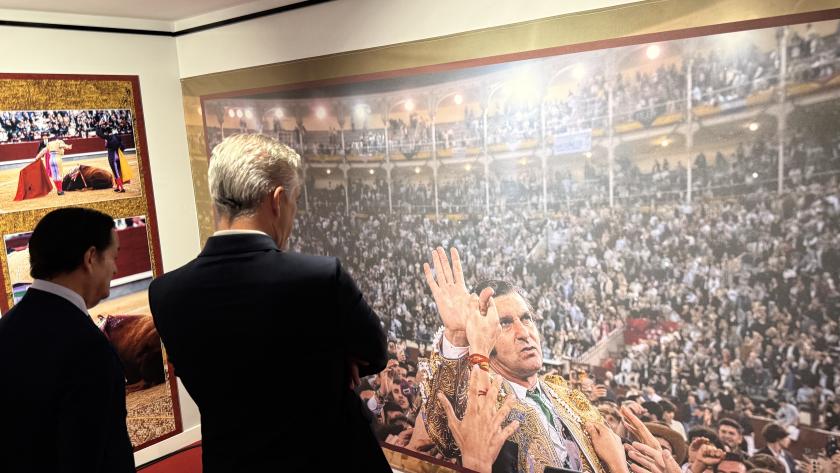 El consejero Carlos Novillo en la exposición fotográfica dedicada al matador de toros José Antonio Morante de la Puebla durante la Feria de Otoño de Las Ventas