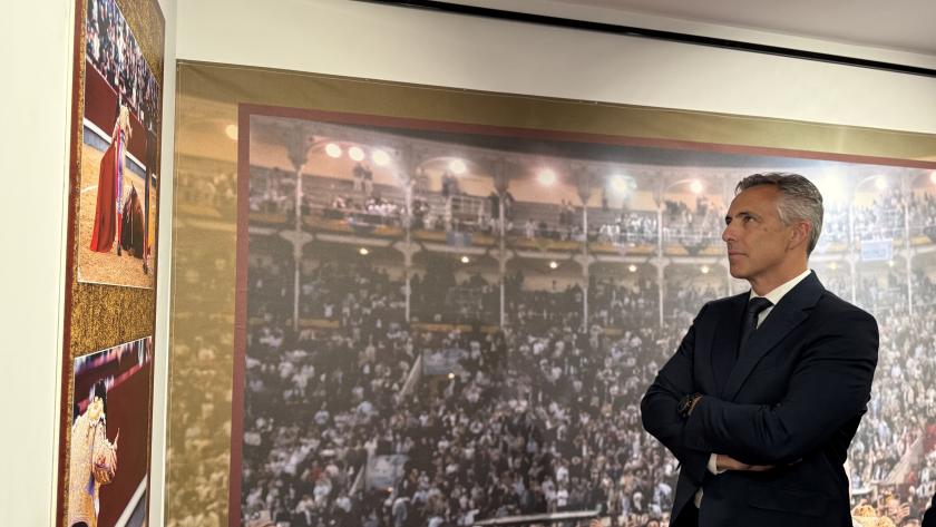 El consejero Carlos Novillo en la exposición fotográfica dedicada al matador de toros José Antonio Morante de la Puebla durante la Feria de Otoño de Las Ventas