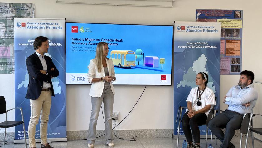 Los viceconsejeros Laura Gutiérrez y Rafael García durante su visita al Centro de Salud Ensanche de Vallecas