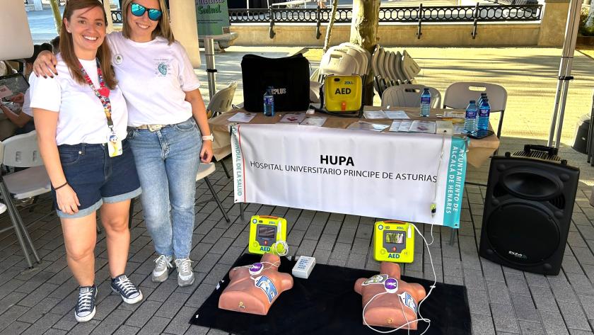 Supervisoras del hospital posan juntas en la mesa de RCP de la Plaza Cervantes