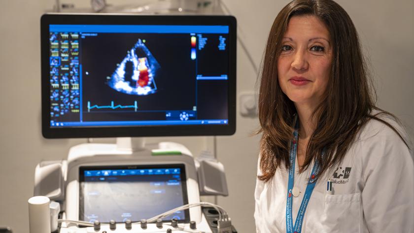 Hilda Sánchez, técnico en Ecocardiografía del Gregorio Marañón Profesional sanitaria junto a un ecocardiógrafo
