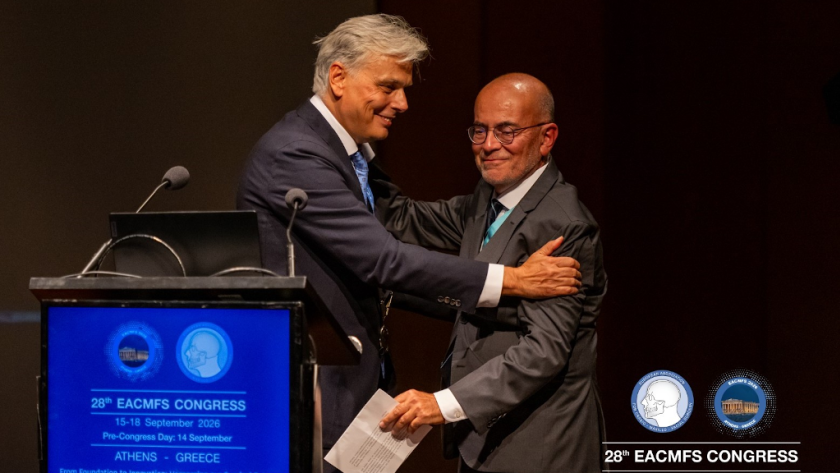 Imagen del doctor acero recibiendo el reconocimiento
