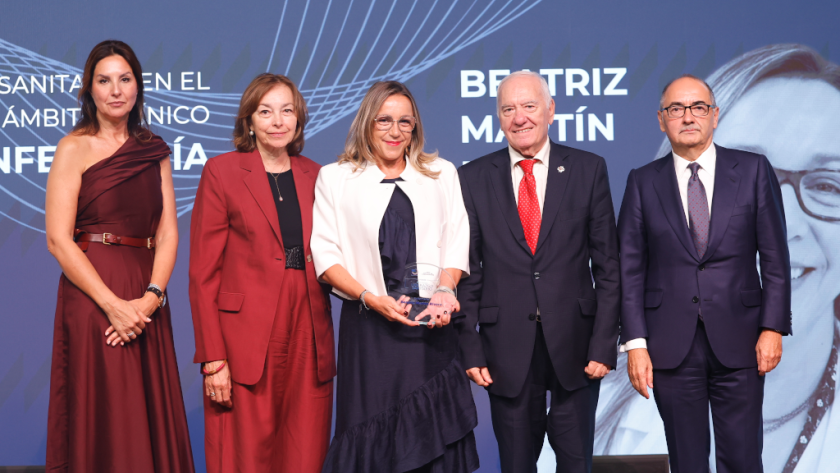 Imagen de la profesionales del Hospital Universitario Ramón y Cajal recogiendo el premio de "Direción de Enfermería"