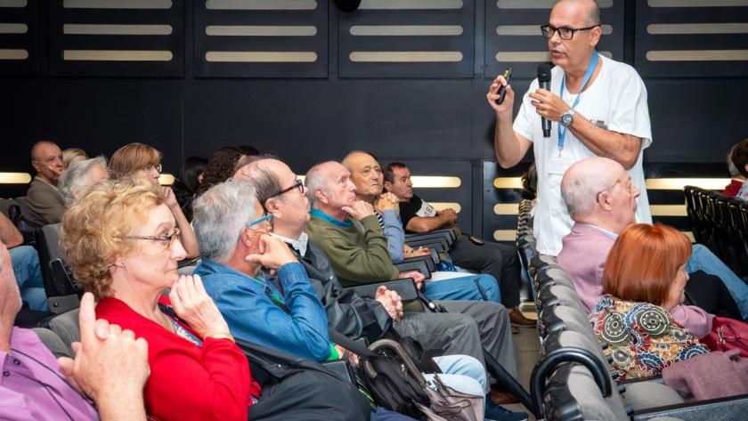 cirujano habla con pacientes