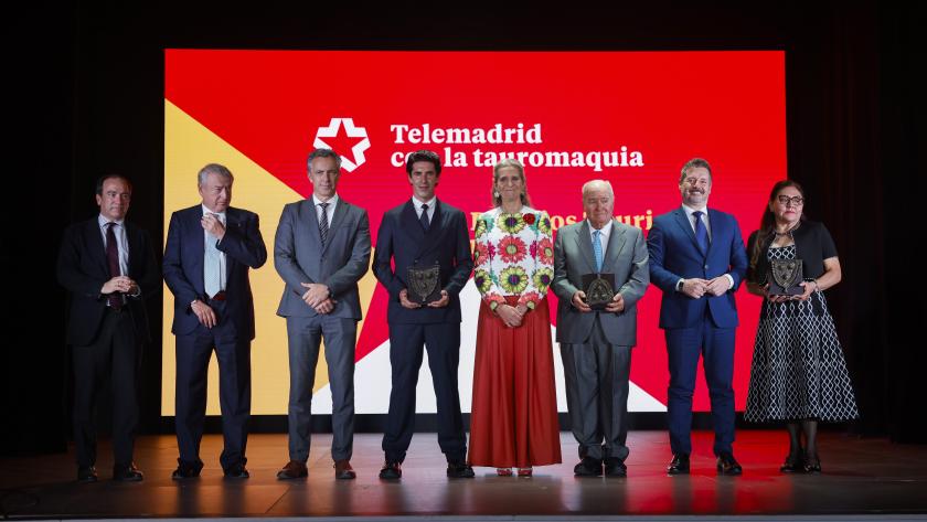 Los consejeros Carlos Novillo y Mariano de Paco Serrano durante la entrega de los XXIV Premios Taurinos concedidos por Telemadrid a los triunfadores de la temporada de la pasada primavera en La Plaza de Las Ventas