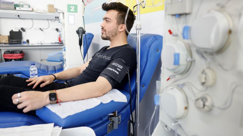 Donante realizando la plasmaféresis