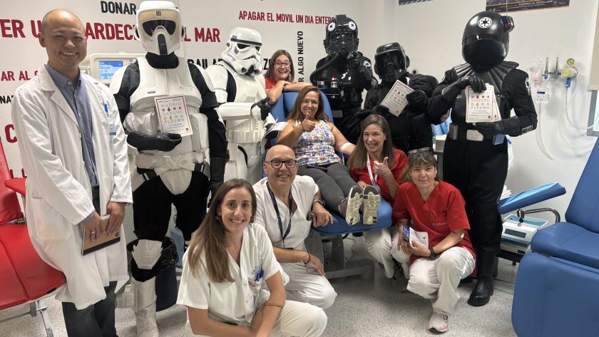 Donante junto a personal de donación de sangre y legión 501
