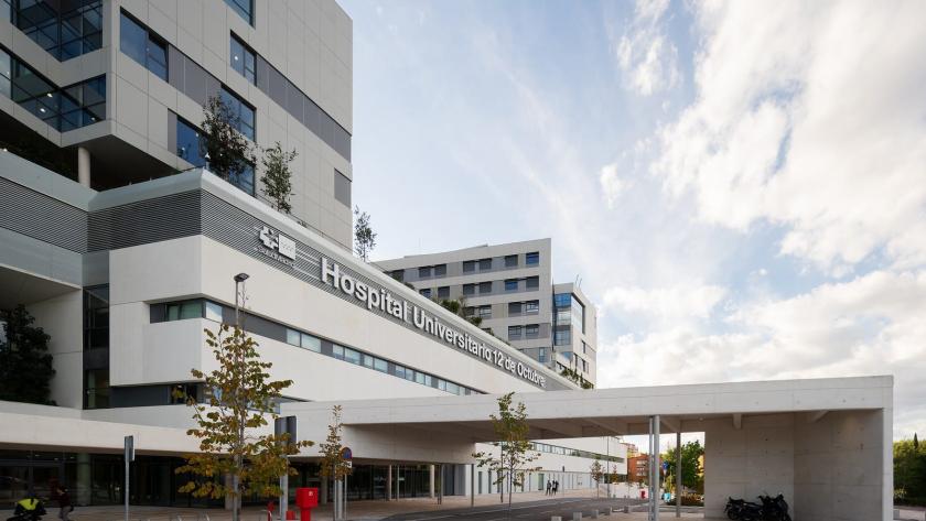 Edificio hospitalario moderno de bloques blancos