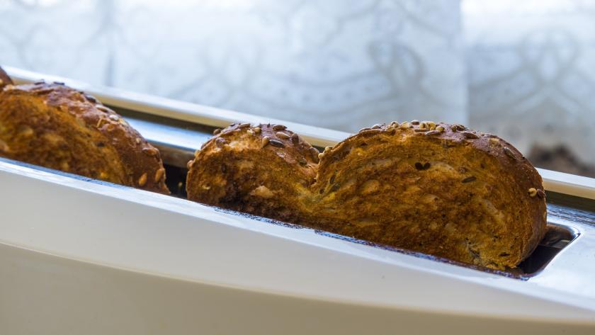 Tostador con rebanadas de pan de molde casi quemadas