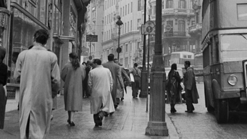 Imagen antigua de autobús de dos pisos por la Gran Vía