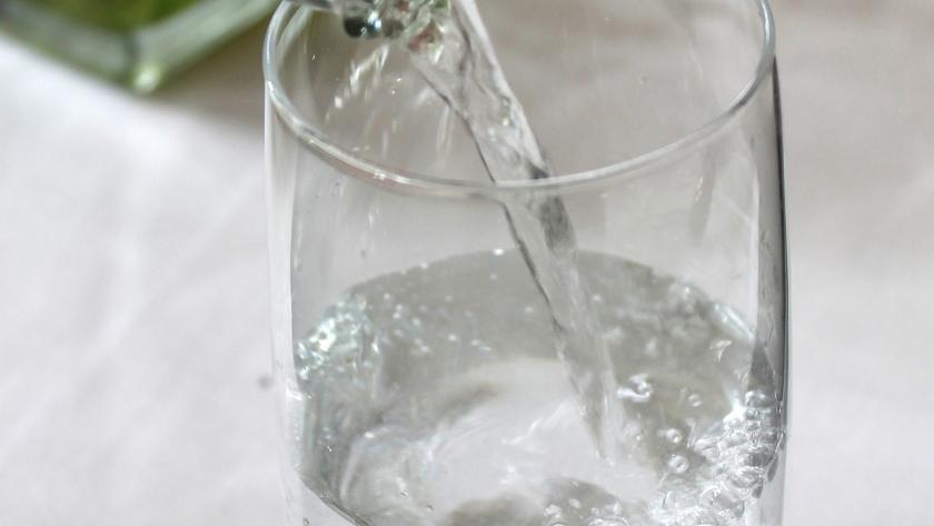 vaso de agua llenándose