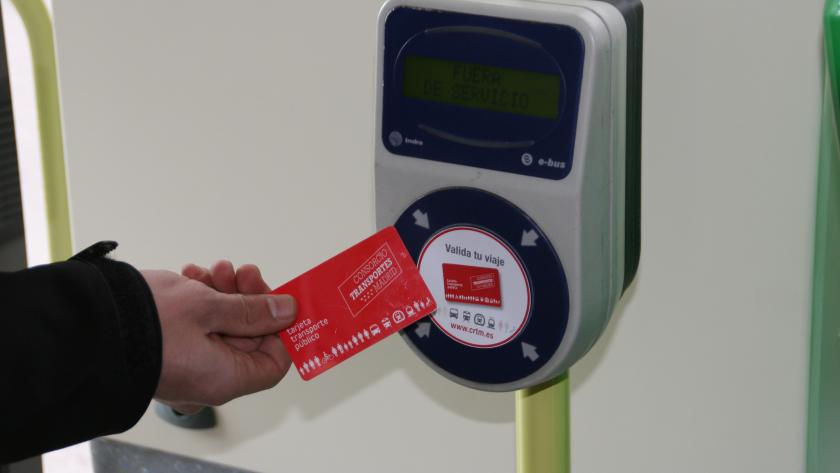 Tarjeta Transporte Público Canceladora y mano pasando la Tarjeta Transporte Público por ella