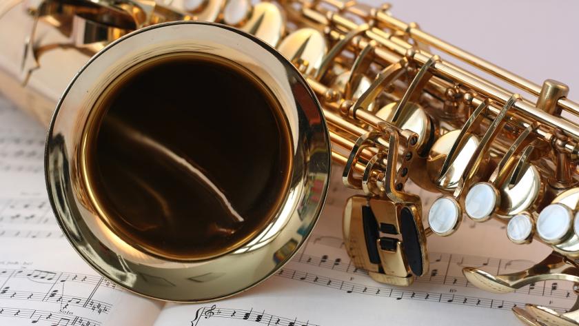 Saxofón sobre partitura Saxofón sobre partitura