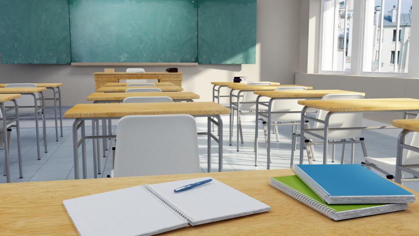 mesa de aula de colegio con cuadernos