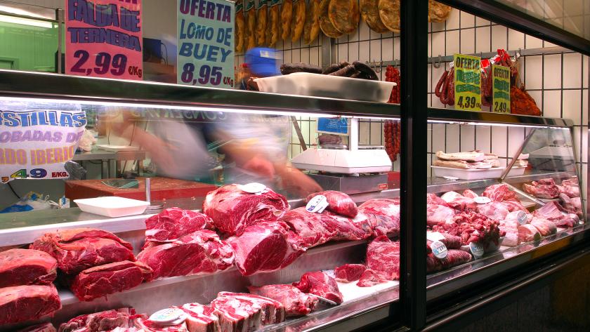 Carnicería exponiendo a la venta sus productos