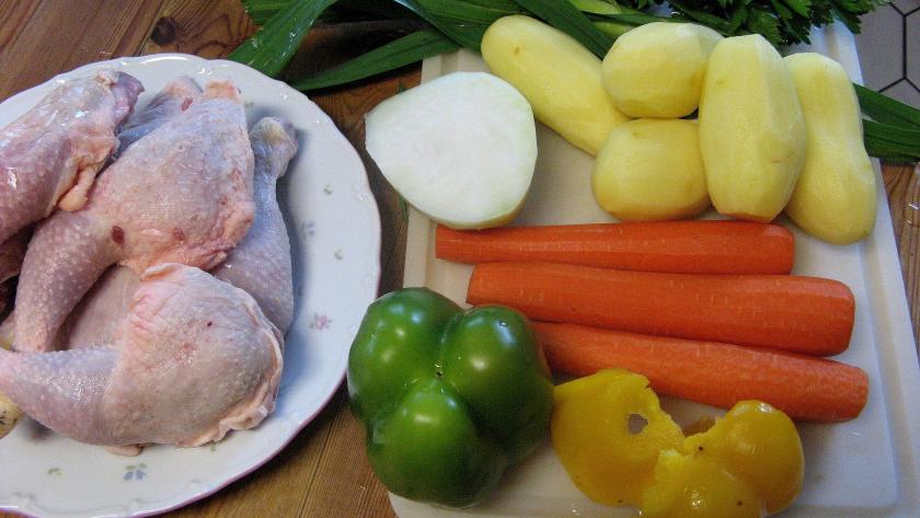 Alimentos (zanahoria, pimientos, patatas cebolla...) y, separado, el pollo crudo