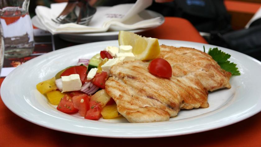 Filetes de pollo cocinados servidos en un plato