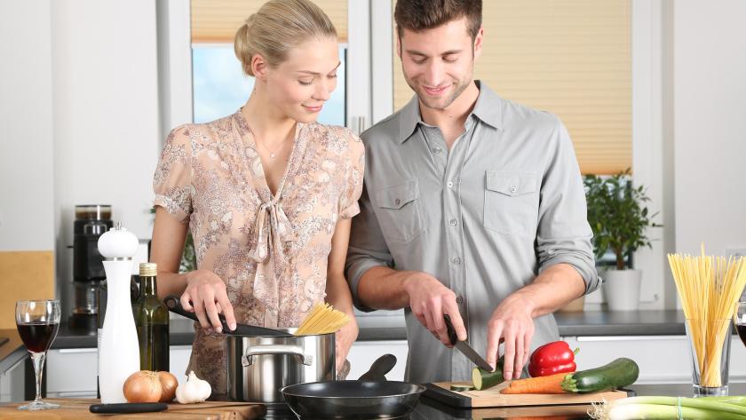 Cocina Pareja cocinando alimentos