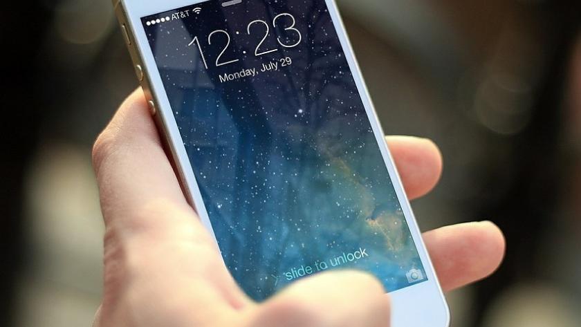Teléfono móvil Imagen de una mano sujetando un teléfono móvil
