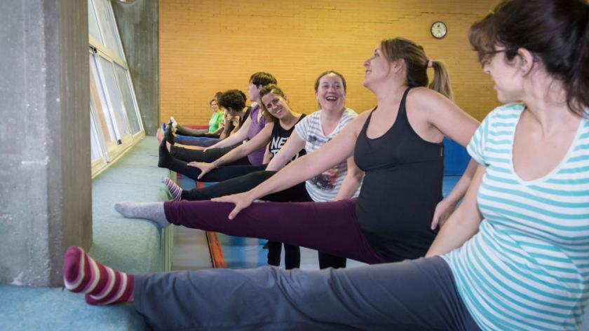 mujeres calentando antes de hacer actividad física