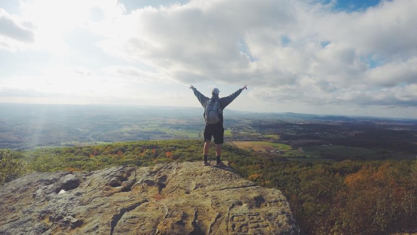 hombre en lo alto de una montaña