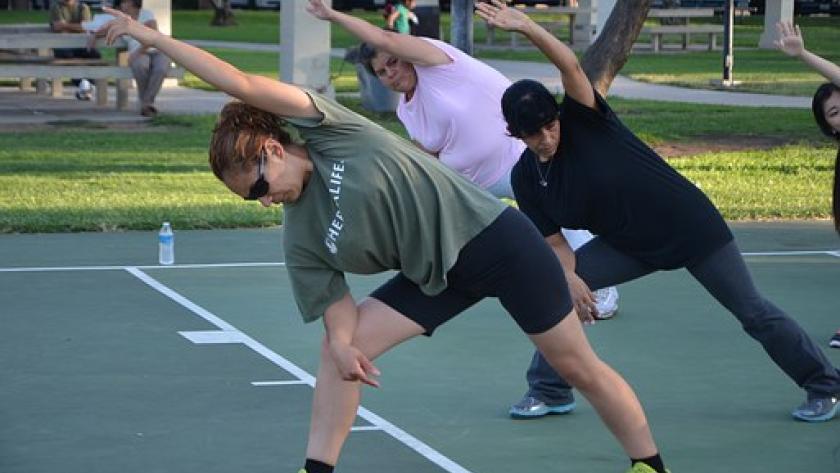 mujeres haciendo deporte concentradas