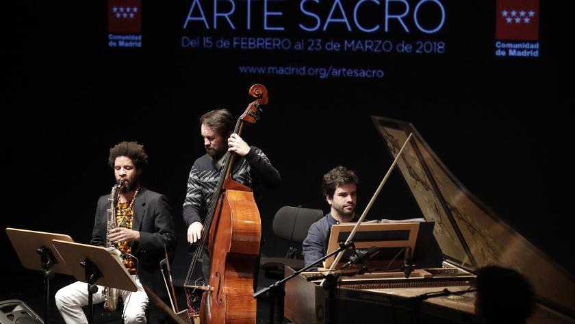 El XXVIII Festival Internacional de Arte Sacro recorrerá los diferentes lenguajes musicales del espíritu Trío de músicos tocando instrumentos en la presentación del XVIII Edición del Festival de Arte Sacro