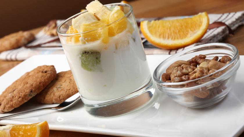 Yogur con galletas y fruta