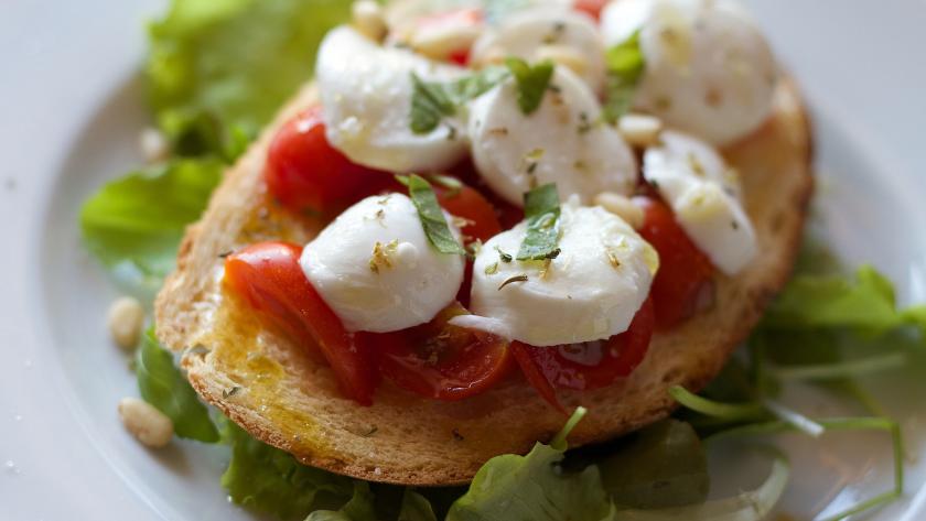 tostada de pan con aceite,tomate y queso