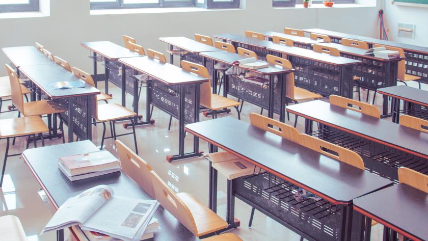 FP en el sistema educativo madrileño Aula con pupitres vacíos