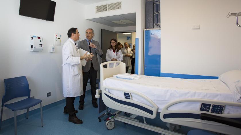 Enrique Ruiz Escudero en el Hospital Universitario de Móstoles