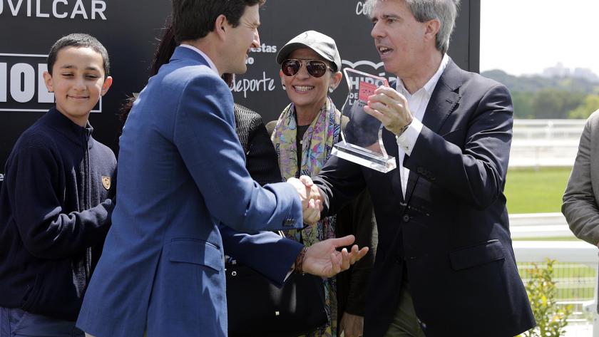 Garrido entrega el trofeo al ganador del Premio Comunidad de Madrid de hípica Garrido entrega el trofeo al ganador del Premio Comunidad de Madrid de hípica