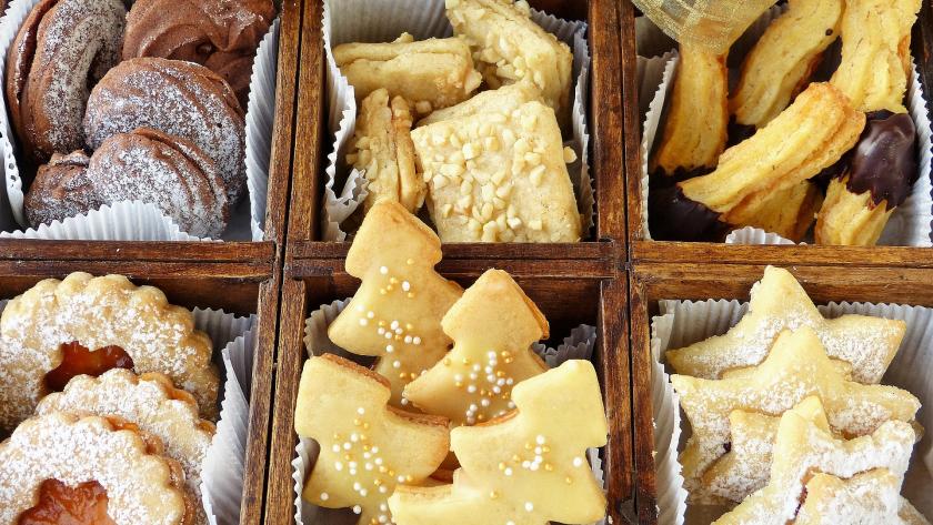 Caja con diversos tipos de galletas