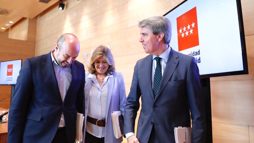 El presidente de la Comunidad de Madrid, Ángel Garrido, acompañado por el vicepresidente y portavoz del gobierno, Pedro Rollán y la consejera de Econ El presidente de la Comunidad de Madrid, Ángel Garrido, acompañado por el vicepresidente y portavoz del gobierno, Pedro Rollán y la consejera de Econ