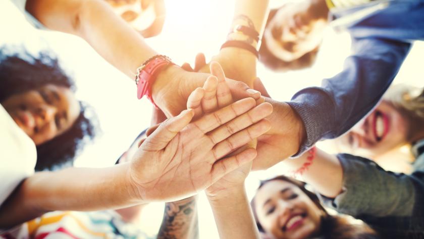 Manos unidas Un grupo de personas con las manos unidas
