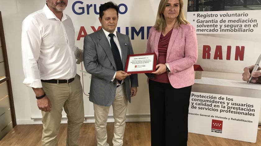 Gonzalo ha entregado hoy el distintivo a una de las primeras oficinas que se han sumado a esta iniciativa Gonzalo ha entregado hoy el distintivo a una de las primeras oficinas que se han sumado a esta iniciativa