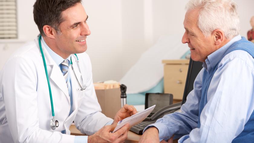 Médico y paciente en una consulta