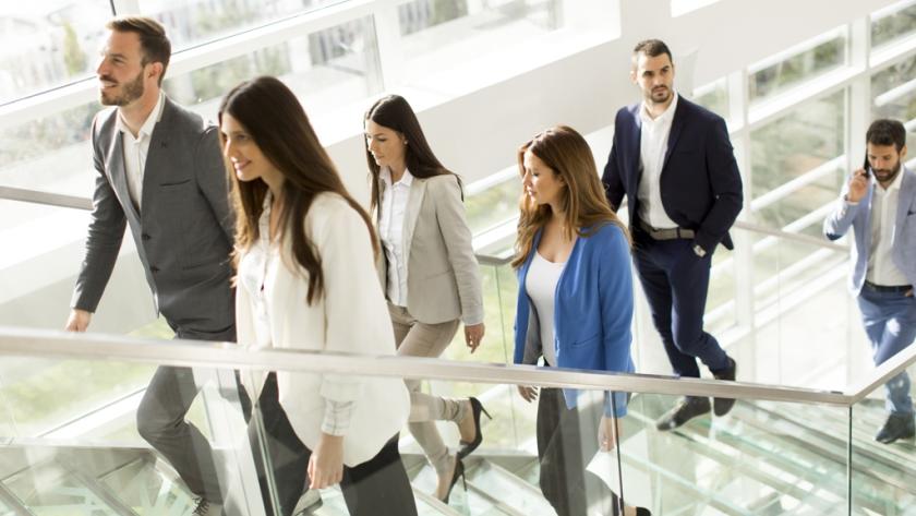 trabajadores en empresa subiendo escaleras
