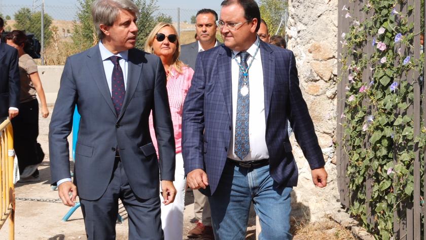 Ángel Garrido asiste a la Misa de Campaña en honor a la Virgen de la Torre Ángel Garrido, presidente de la Comunidad de Madrid, y Jesús Candela, portavoz del grupo municipal de Villa de Vallecas