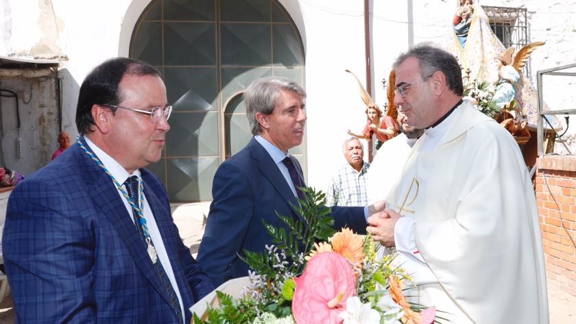 Ángel Garrido asiste a la Misa de Campaña en honor a la Virgen de la Torre Ángel Garrido, presidente de la Comunidad de Madrid, y Jesús Candela, portavoz del grupo municipal de Villa de Vallecas