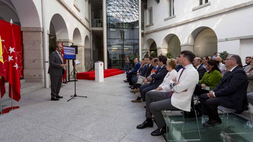 El vicepresidente de la Comunidad de Madrid, consejero de Presidencia y portavoz del Gobierno, Pedro Rollán, ha entregado hoy los convenios que confi
