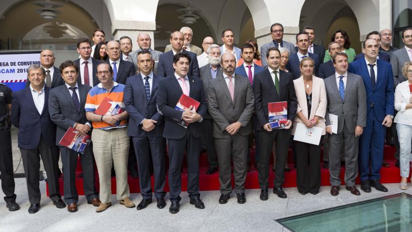El vicepresidente de la Comunidad de Madrid, consejero de Presidencia y portavoz del Gobierno, Pedro Rollán, ha entregado hoy los convenios que confi