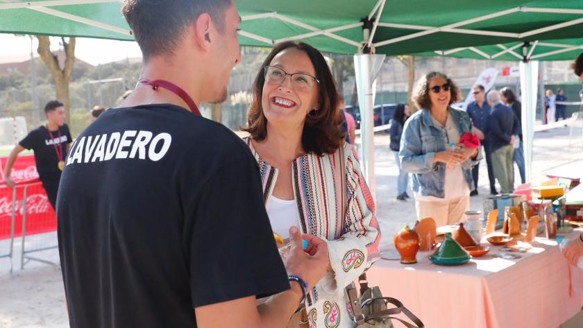 La Comunidad de Madrid promueve el ocio saludable entre los menores infractores con el cross ‘A Zancadas’ La consejera de Justicia, Yolanda Ibarrola, entrega el premio al ganador del cross 'A Zancadas' en el que han participado jóvenes infractores